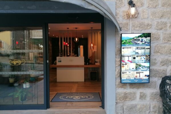 Ecran exterieur hotel Corse