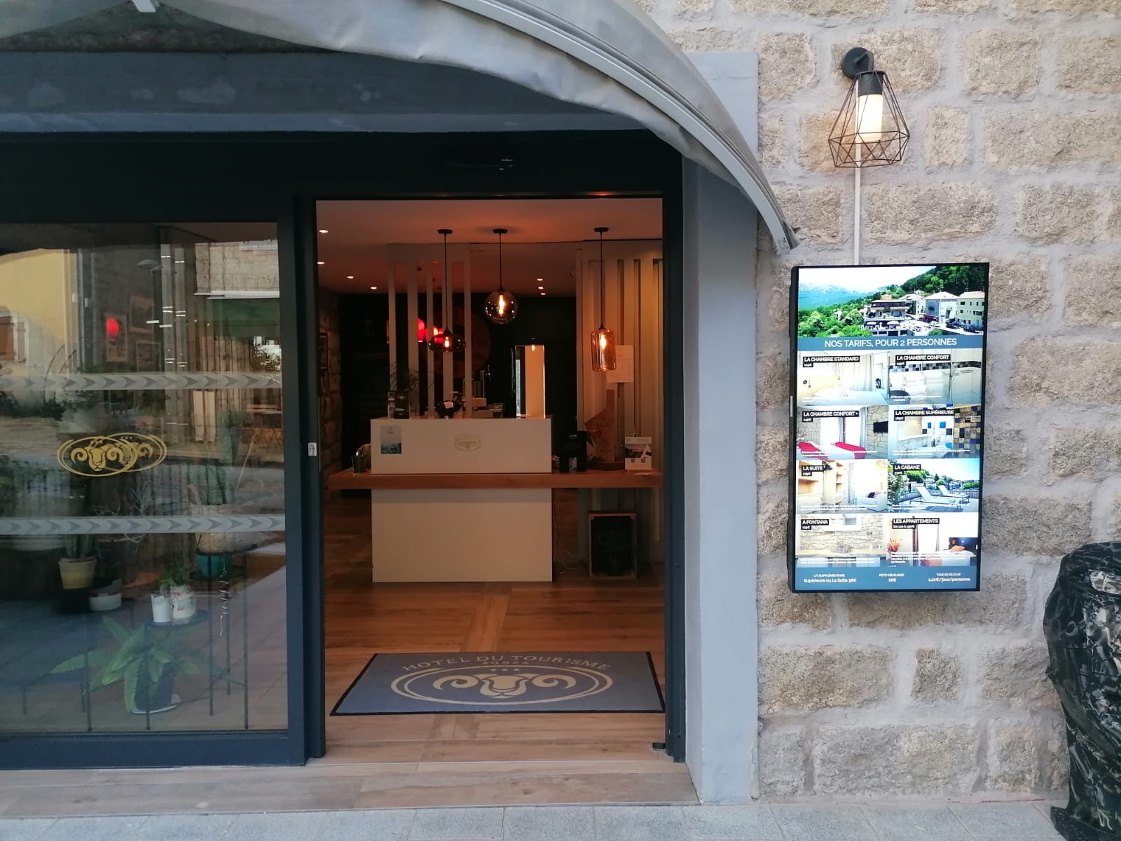 Ecran exterieur hotel Corse