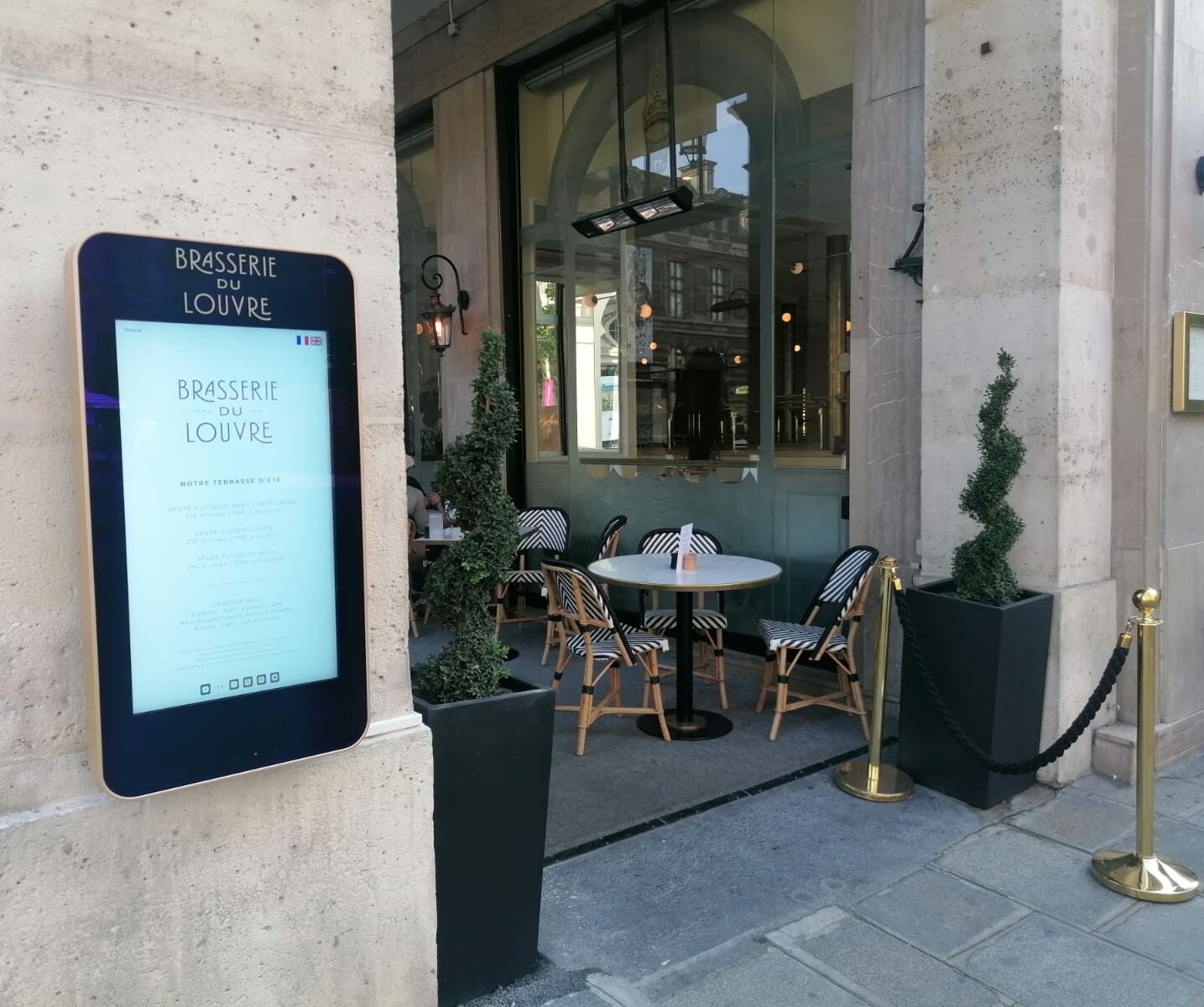 Un écran porte-menu 32" pour la brasserie du Louvre à Paris