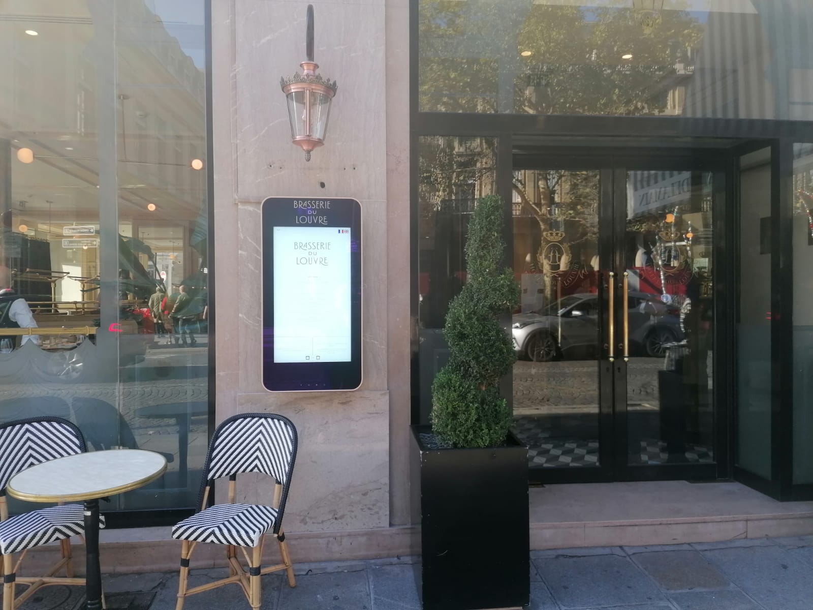 écran extérieur 32 pouces hôtel Louvre